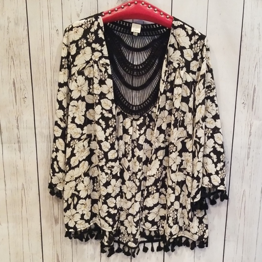 BARELY WORN A.MOON M Black/White Floral Kimono!